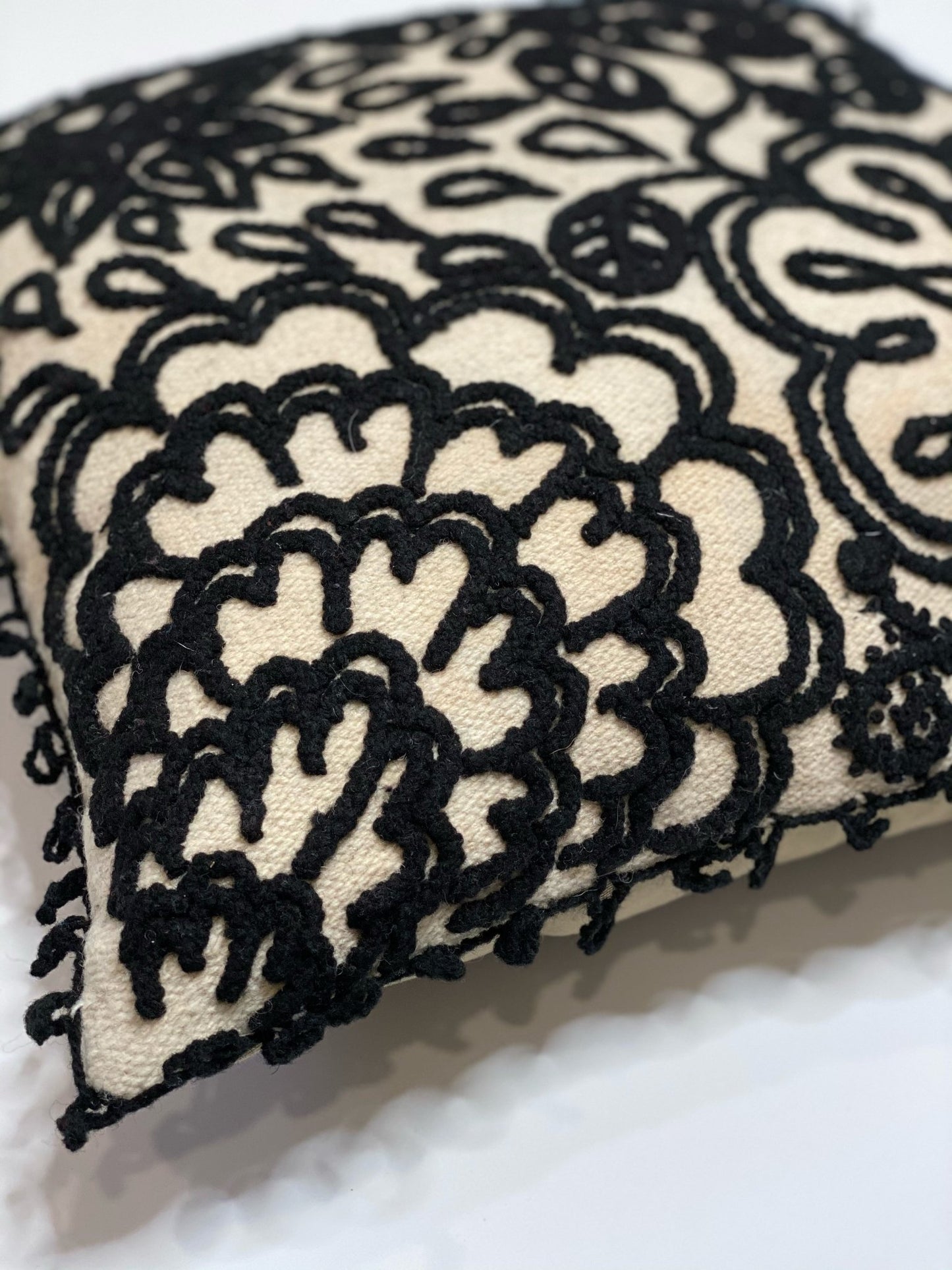 Blanco & Crema Pillow Cover - Global Hues Market