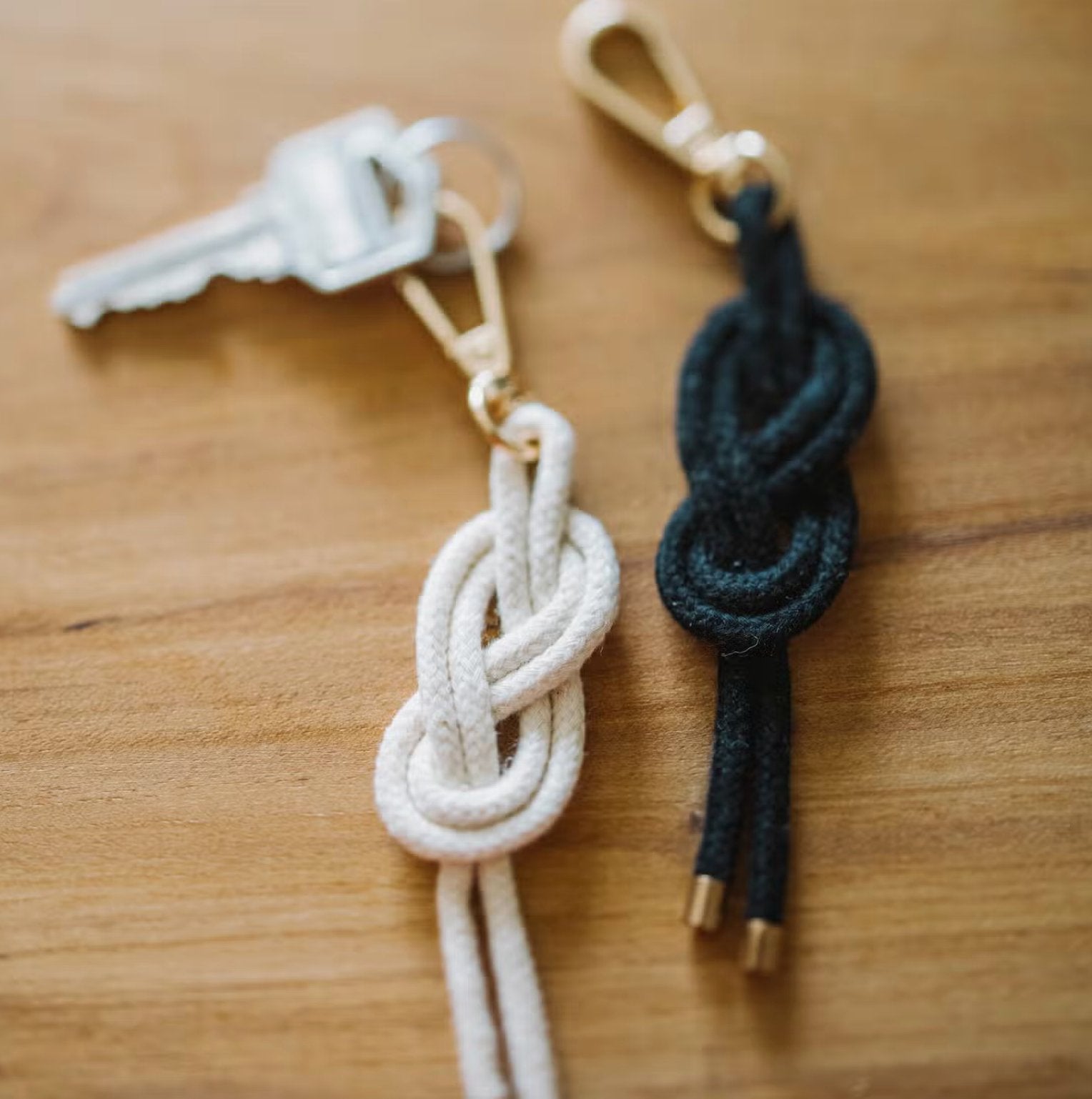 The Courage Knot Keychain {white} - Global Hues Market